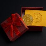 Fold Bitcoin gift card shown amid U.S. retail logos and a $300B gift card market banner, symbolizing BTC integration into mainstream American consumer spending.