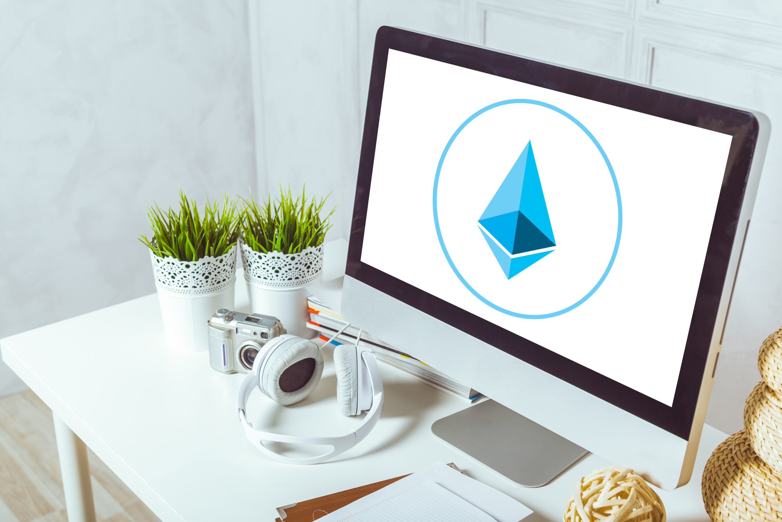 Ethereum chart showing potential dip near $2,300 with Memorial Day calendar and low liquidity warning icons, reflecting trader caution ahead of the holiday.